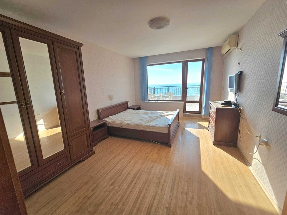 Просторен тристаен апартамент с фронтална гледка море, Първа линия