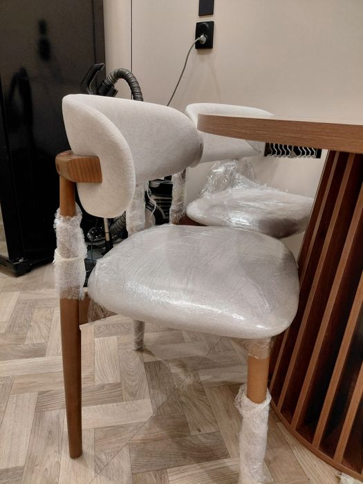 Круглый стол со стульями