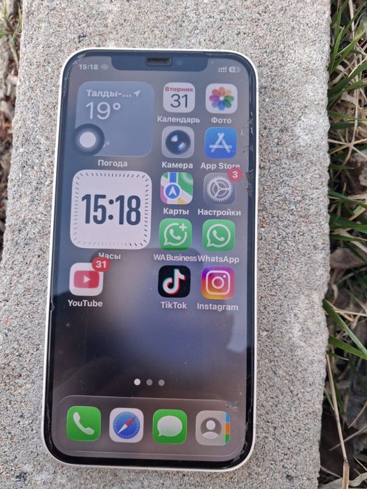 Продам Айфон 12