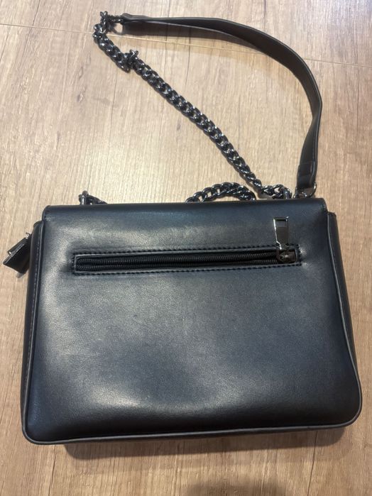 Малка черна чанта