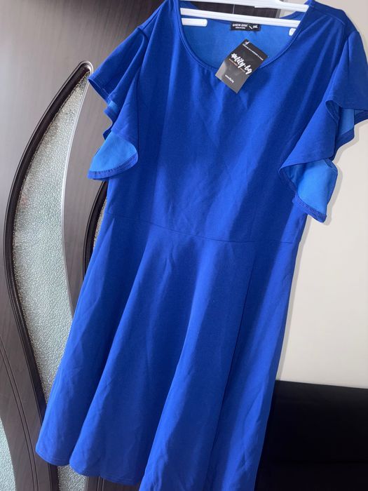 Тъмно синя рокля