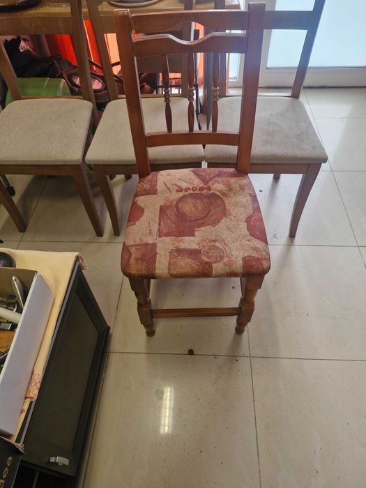 Продават се дървени трапезни  столове