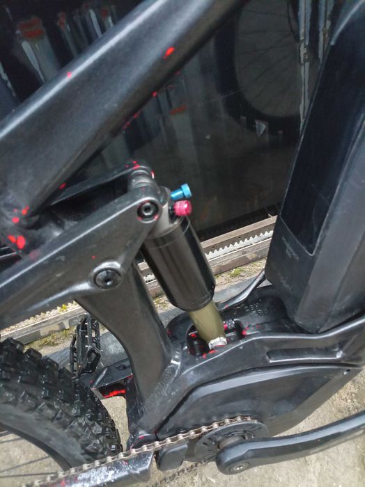 Добре поддържано електрическо колело, подобрено части, готово за каране