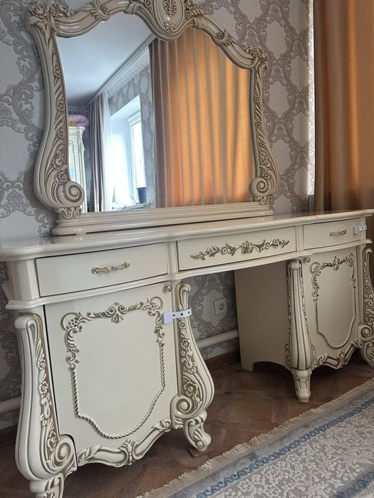 Туалетный столик   с пуфигом