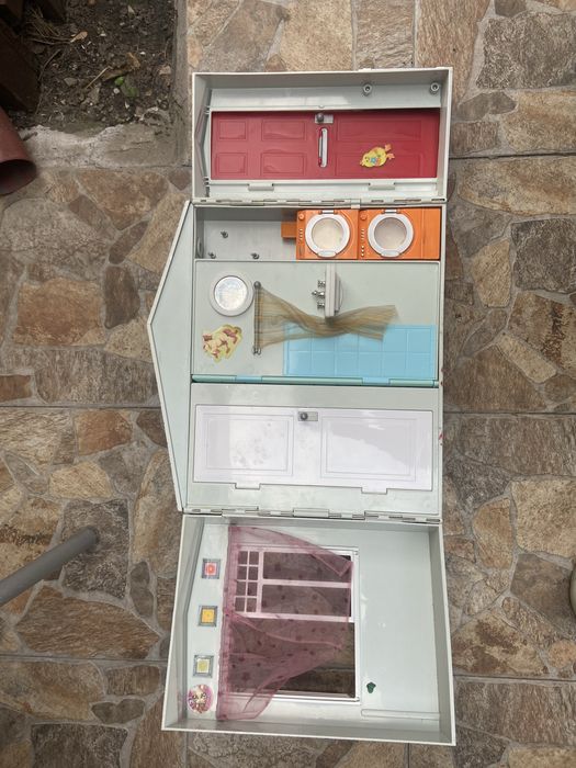 Vând casă mare Barbie cu funcții sonore