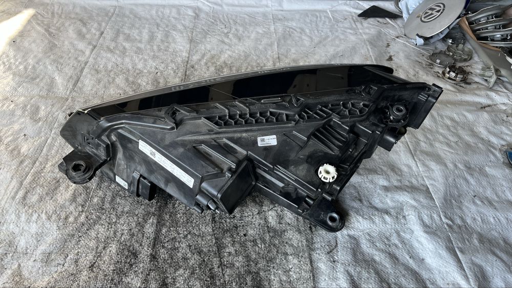 Skoda Superb 2020 десен фар