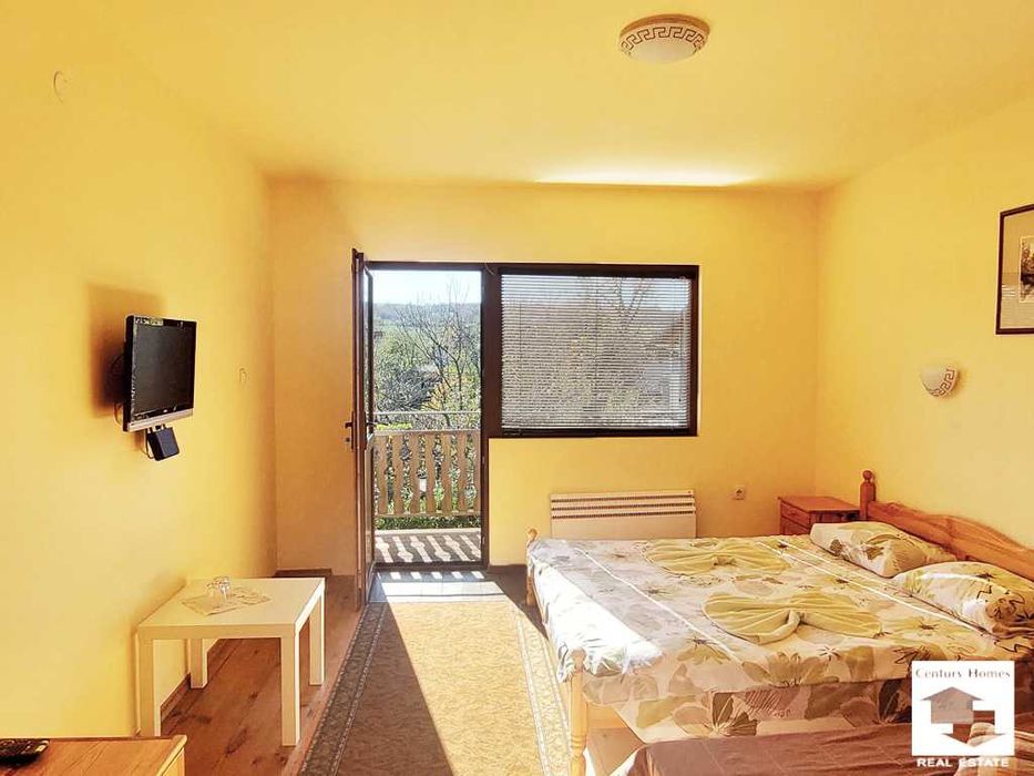 116249 Къща с 8 спални, механа и добре аранжиран двор в с. Емен