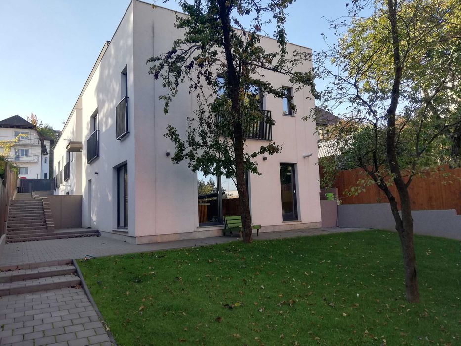 Dau in chirie cladire de 500 mp superfinisat, compus din 4 apartamente, momentan amenajat birouri, teren 600 mp, imrejmuit, str Meteor si Observator