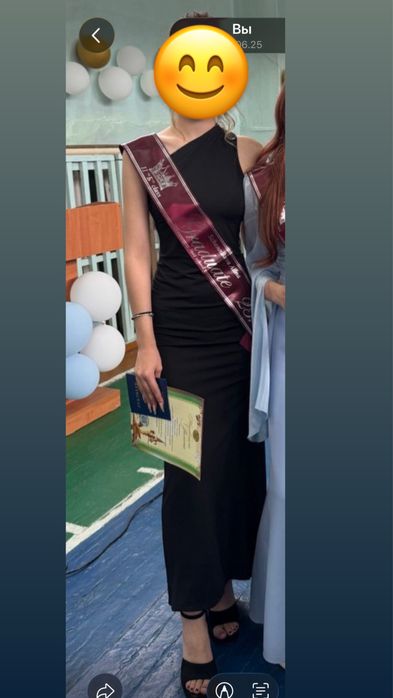 Черное платье с открытой спиной