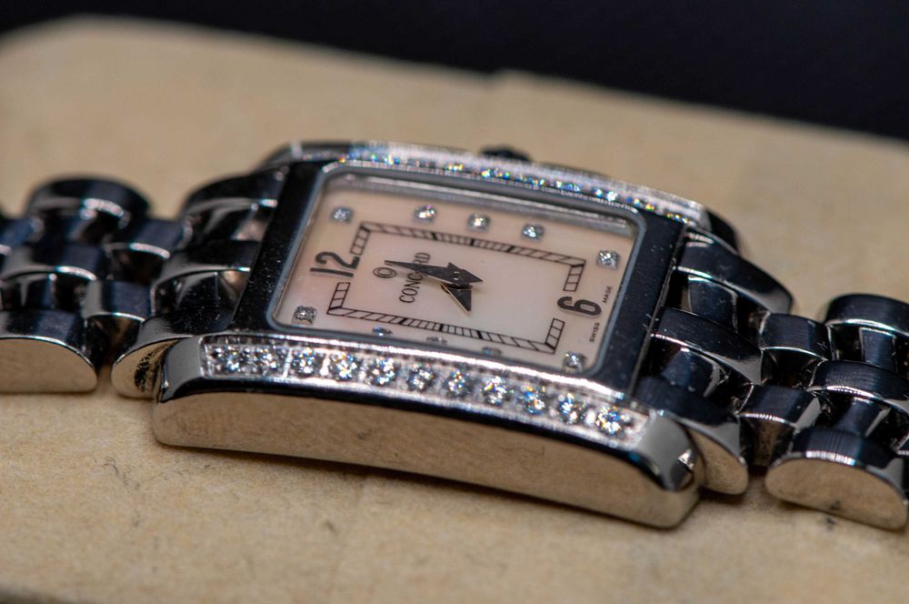 Швейцарски дамски часовник с естествени диаманти - Concord Sportivo