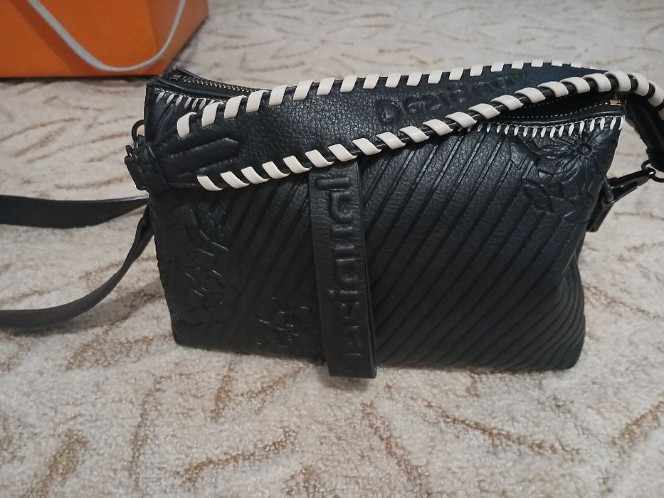 Geanta dama Desigual.