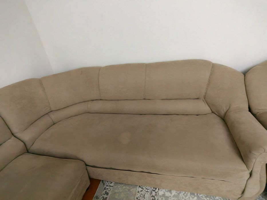 Диван уголок, два кресла и книжный шкаф.