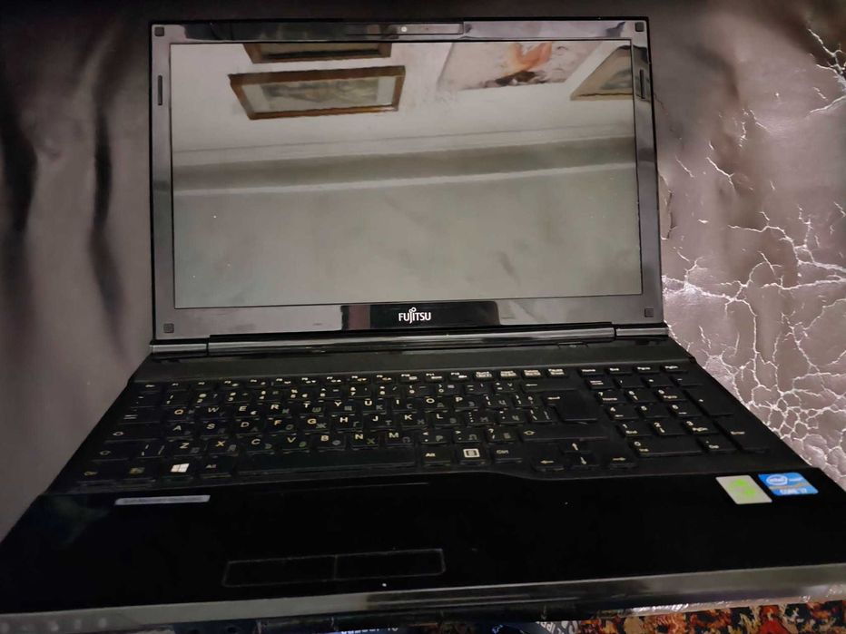 Fujitsu Laptop LIFEBOOK AH532 / G52