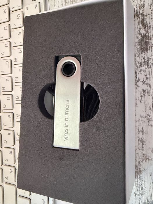 Аппаратный крипто-кошелек Ledger Nano S