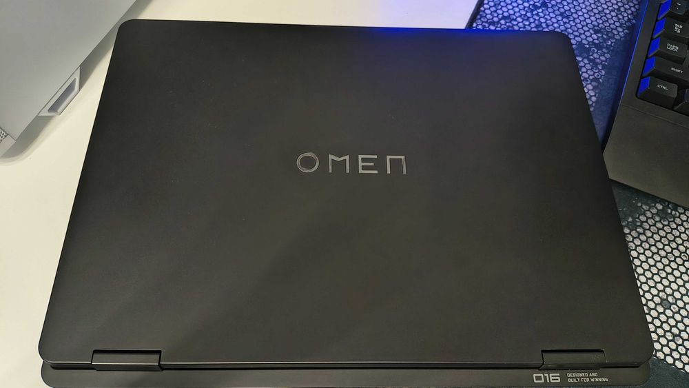 Продавам лаптоп HP Omen 16-ap0041nn.   AMD 9 8940HX, RTX 5070,  32 GB RAM DDR5,  2TB SSD