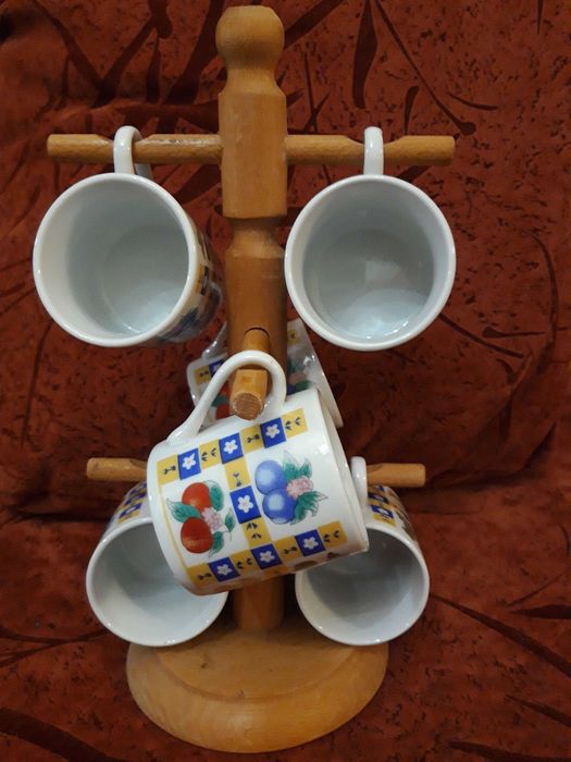 Продавам НОВ комплект ЧАШИ ЗА КАФЕ, 6 броя + поставка