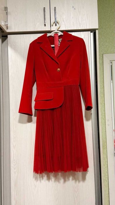 Ёш кизлар учун куйлаклар сотилади