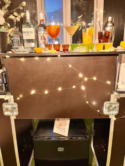 Bar mobil de cocktail si tort de shot uri