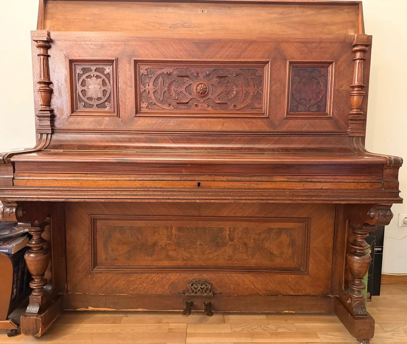 Vând pianina veche de colecție