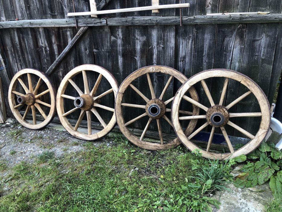 Roți de câruță vechi
