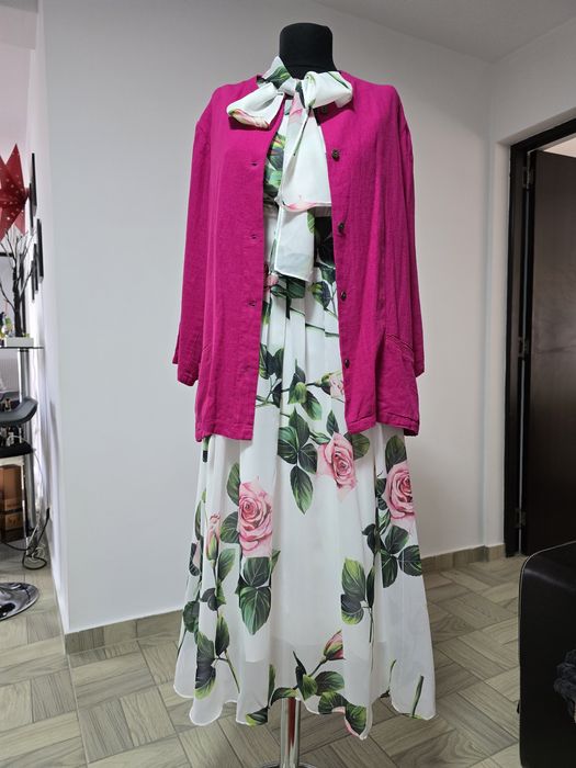 Rochie superba, model cu trandafiri, funda in zona bustului
