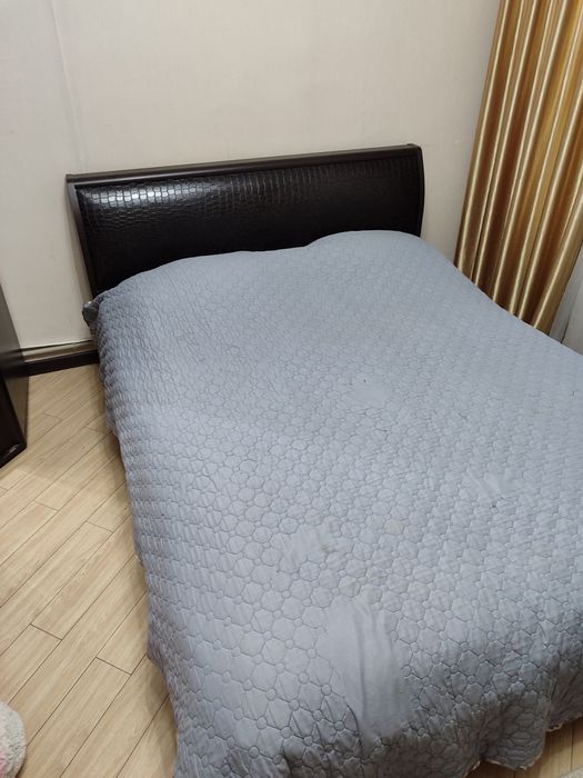 Кровать и угловой шкаф