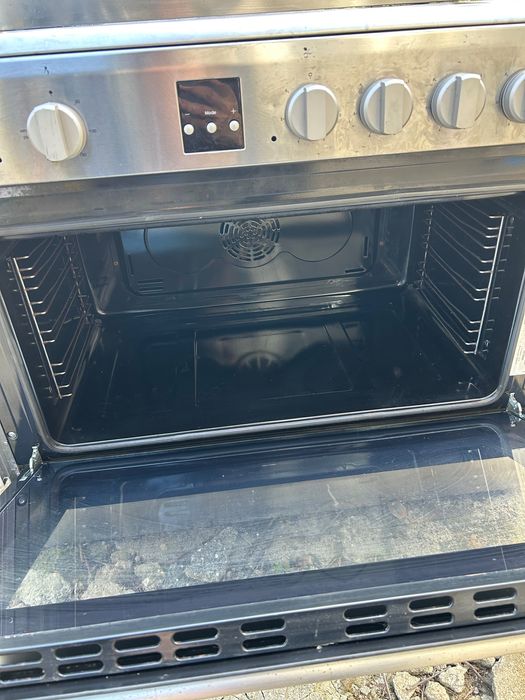 Готварска печка с керамични котлони и голяма фурна