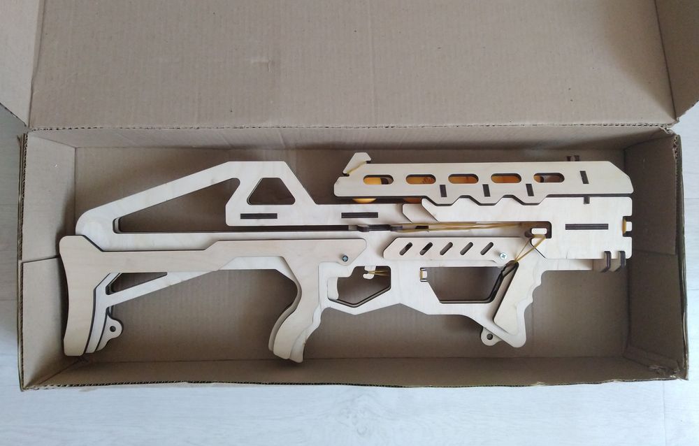 Игрушка-бластер из дерева (фанеры)