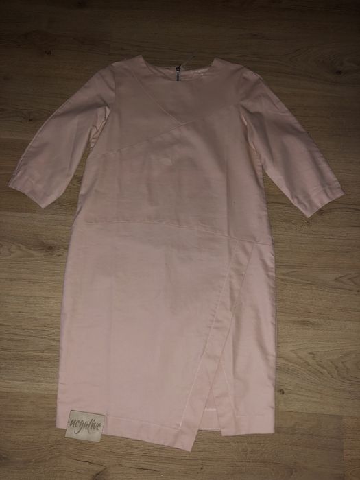 Розова рокля Негатив