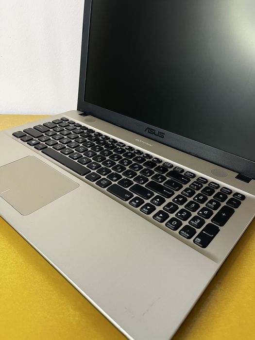 Ноутбук состояние нового!