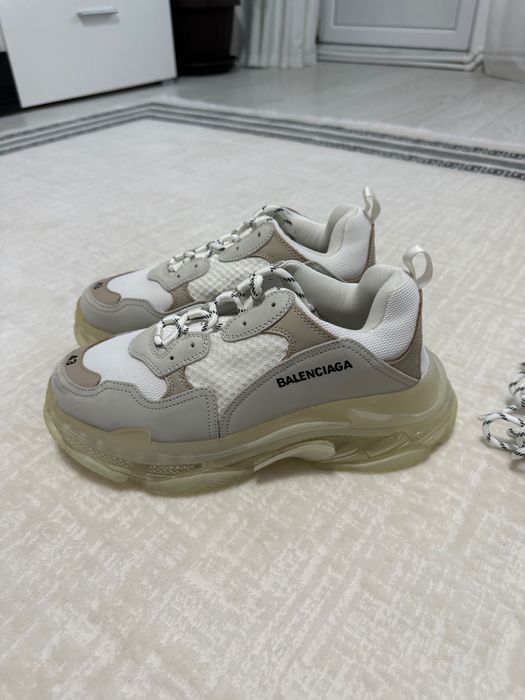 balenciaga triple s,mărimea 43 prețul este negociabil