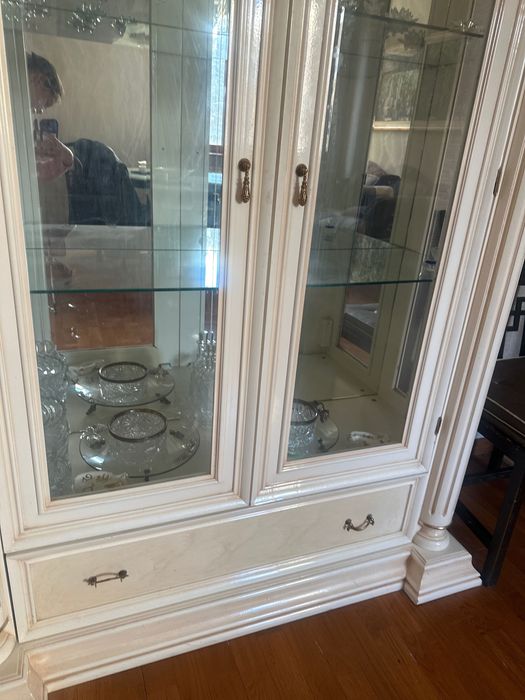 два серванта для посуды