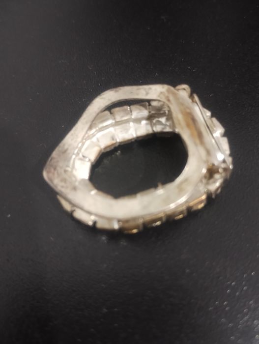 щипка за захващане на шал или за ревер