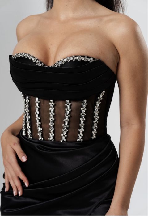 Rochie neagra eveniment