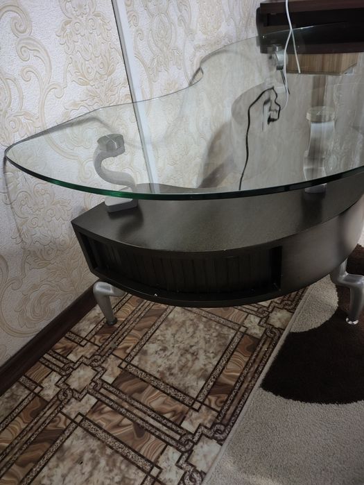 Продам дизайнерский стол в виде S