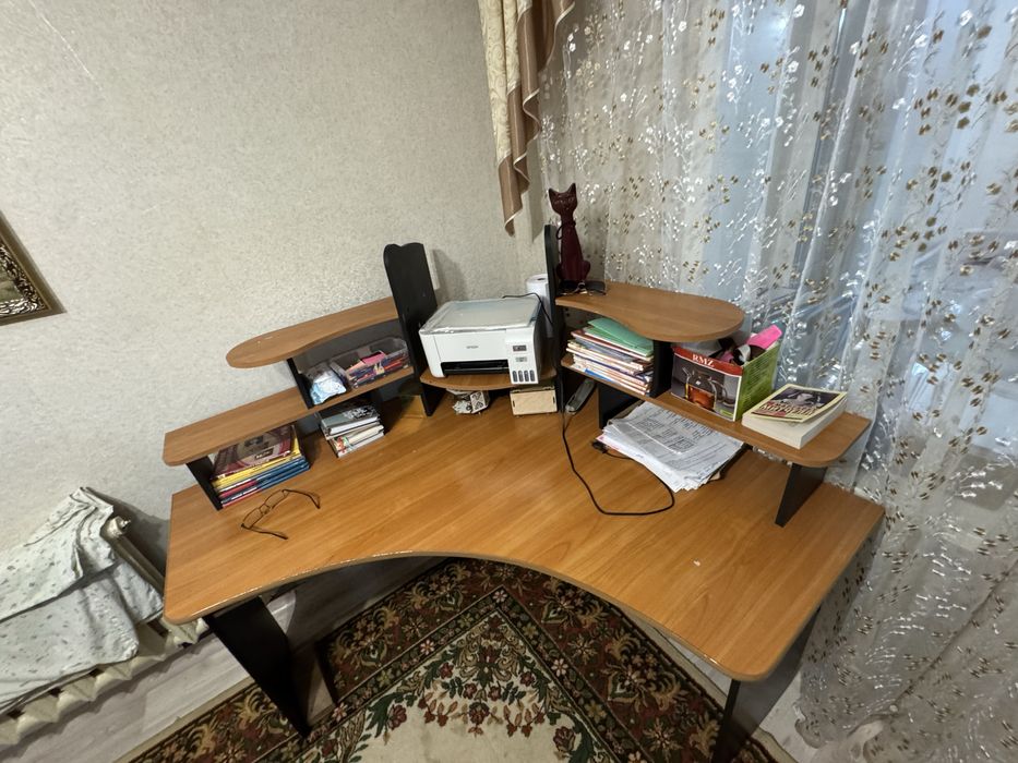 Угловой компьютерный стол