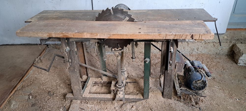 Vând abric cu grosime ,blat pe sânii și axul merge și de gaurit