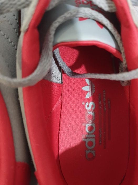 Adidas gri marca ADIDAS