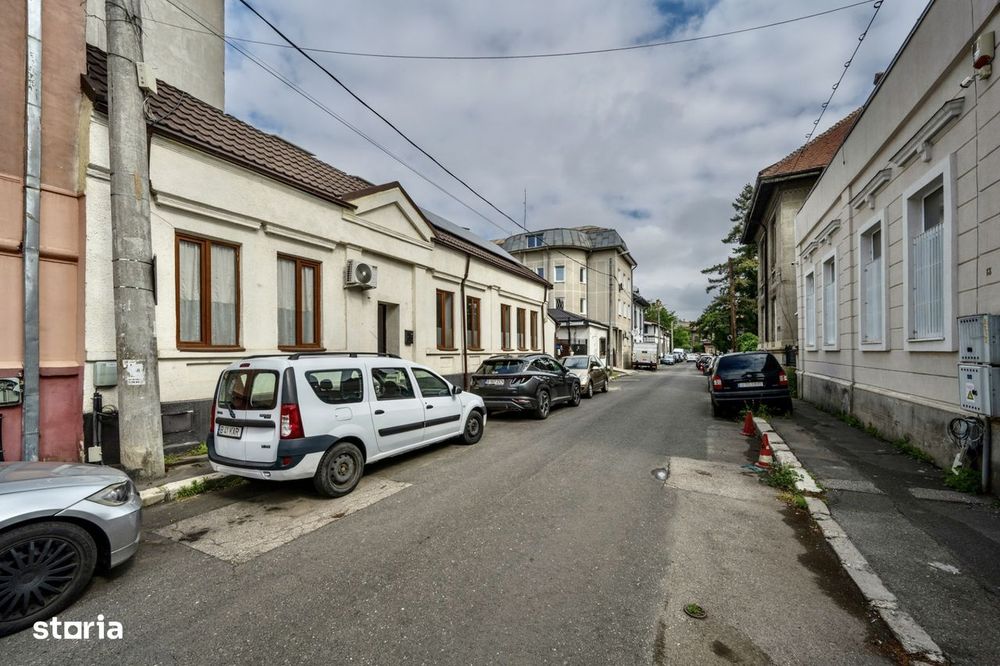 In Cartierul Evreiesc, casa 3 camere pivnita si mansarda open space.