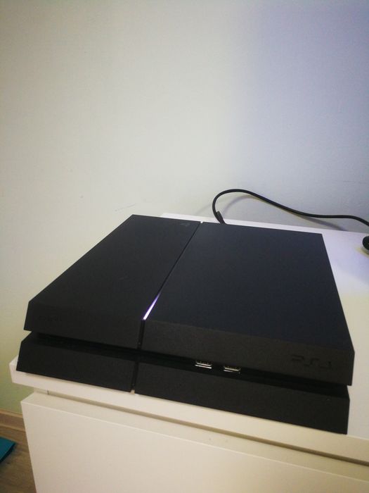 Consola PS4 (PlayStation 4) hard disk 1TB, aproape noua cu 1 sau 2 controllere la alegere