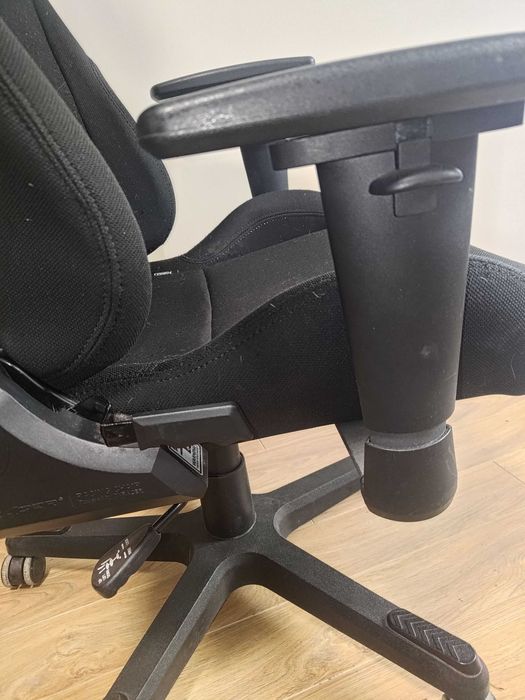 Геймърски стол DXRacer отлично работещи механизми здрав черен текстил