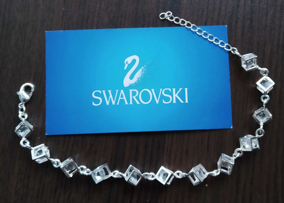 Нова,дамска сребърна гривна с висулка. Различни модели. В кутия.