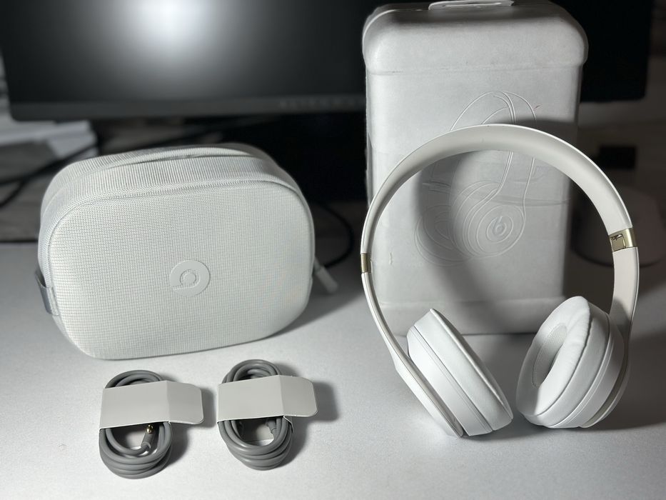 Beats solo 4 white