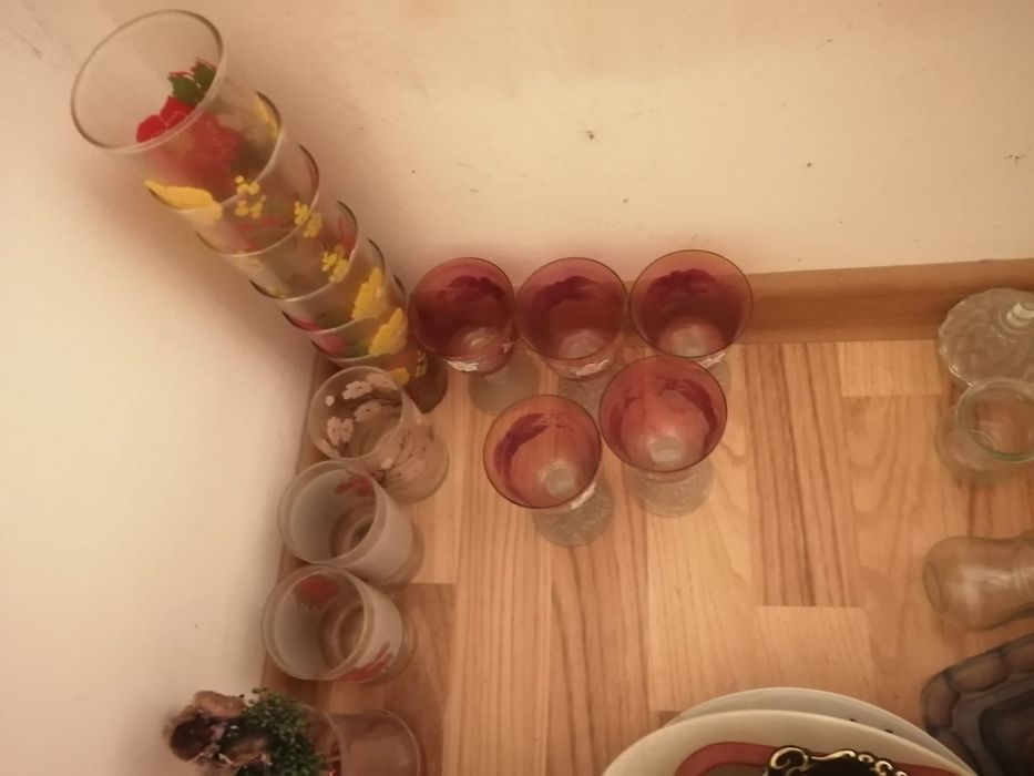 Bibelouri ,pahare si oglinda mare de perete,masina de scris veche.