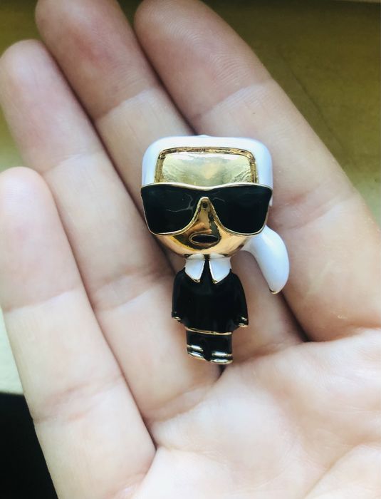 Karl Lagerfeld брошка