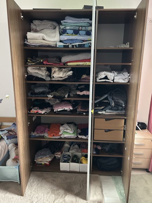 Vand doua dulapuri stare foarte buna din pal de calitate
