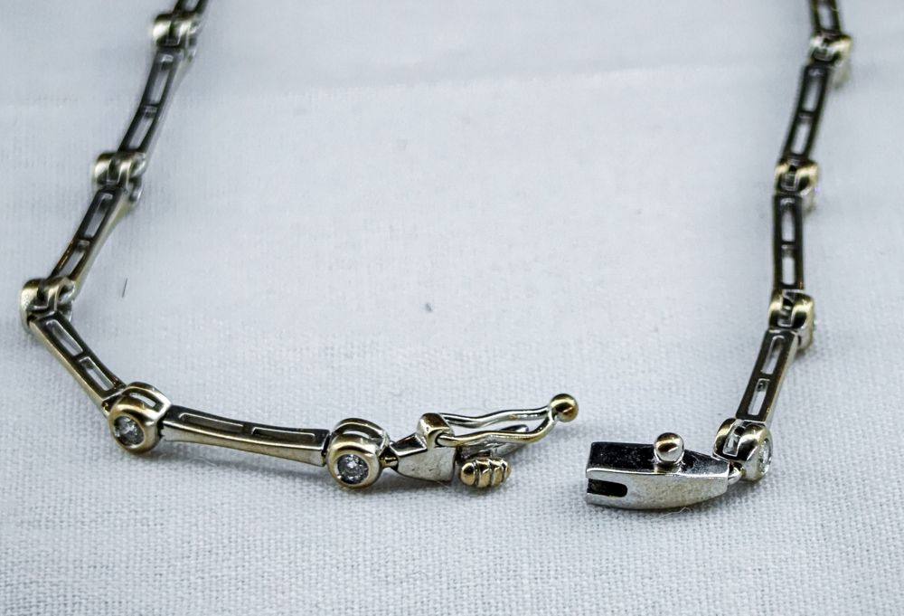 Елегантна дамска гривна от бяло злато с брилянти