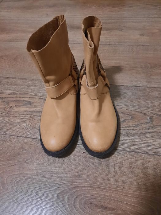 Продавам дамски боти