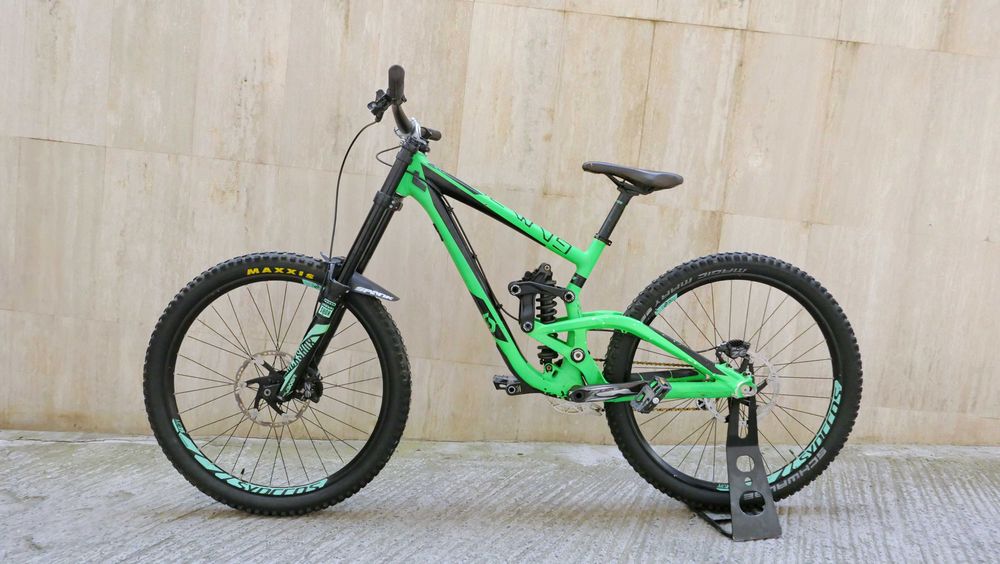 Scott Gambler 730 DH, Boxxer World Cup, RockShox Vivid RC2, Shimano Zee