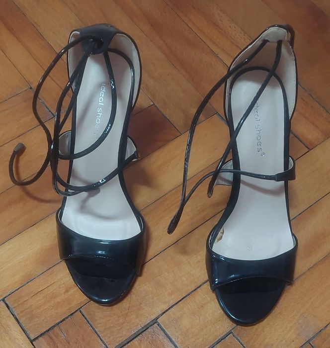 Лачени черни сандали